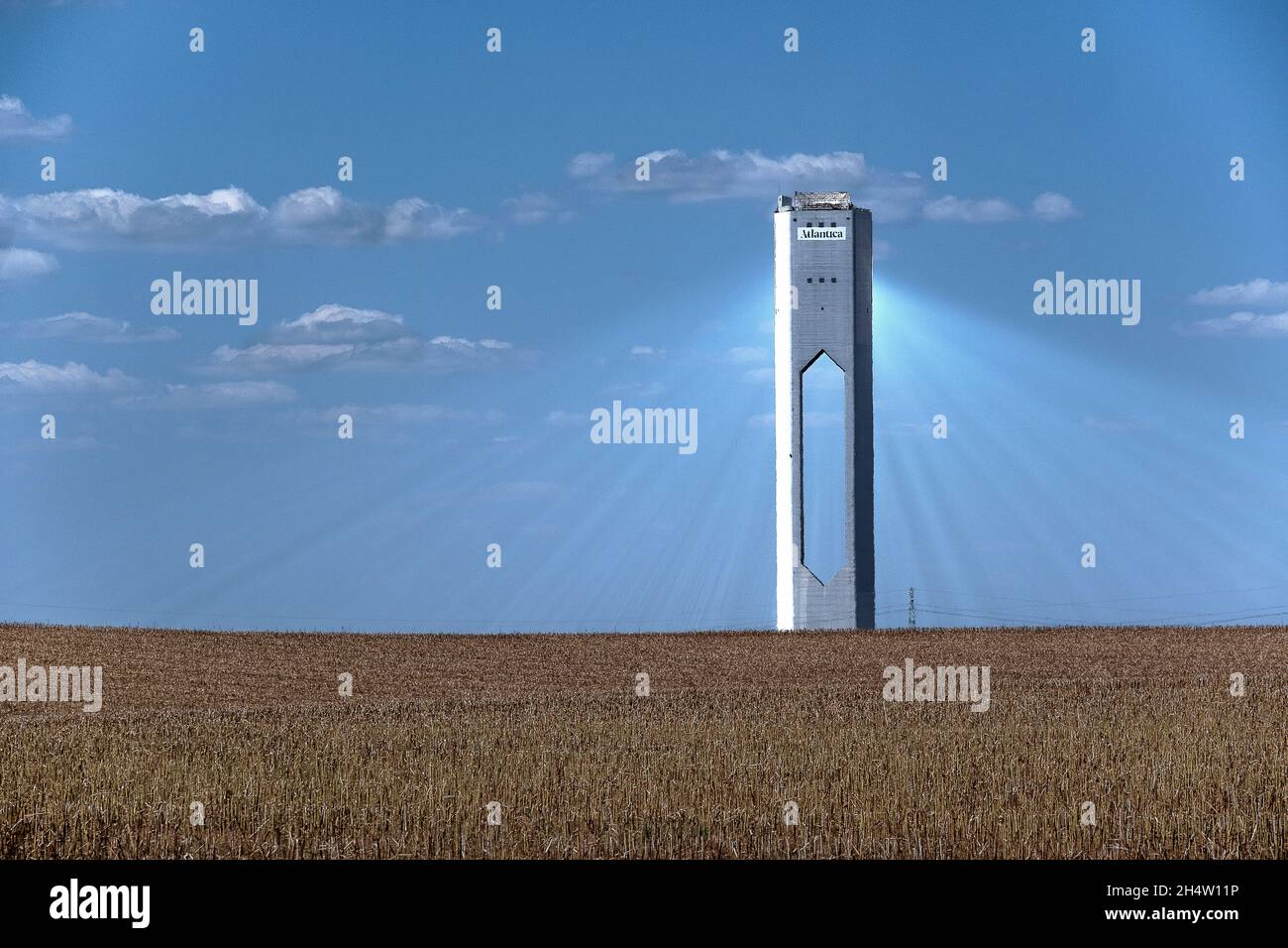 Impianto elettrico. La prima torre di energia solare a concentrazione commerciale al mondo a Sanlucar la Mayor, vicino Sevilla, Spagna Foto Stock