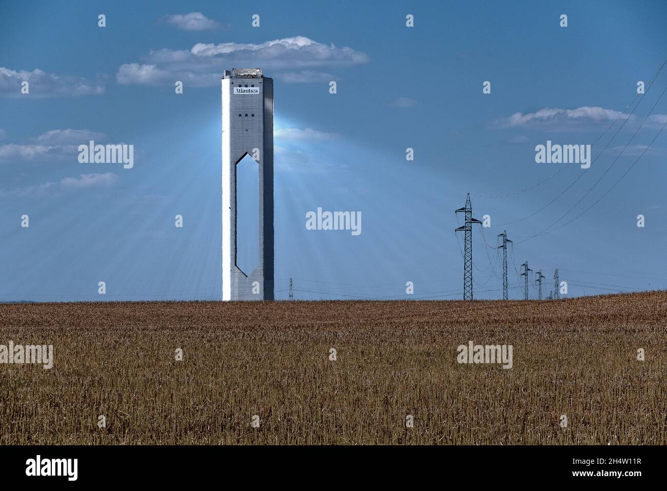 Impianto elettrico. La prima torre di energia solare a concentrazione commerciale al mondo a Sanlucar la Mayor, vicino Sevilla, Spagna Foto Stock