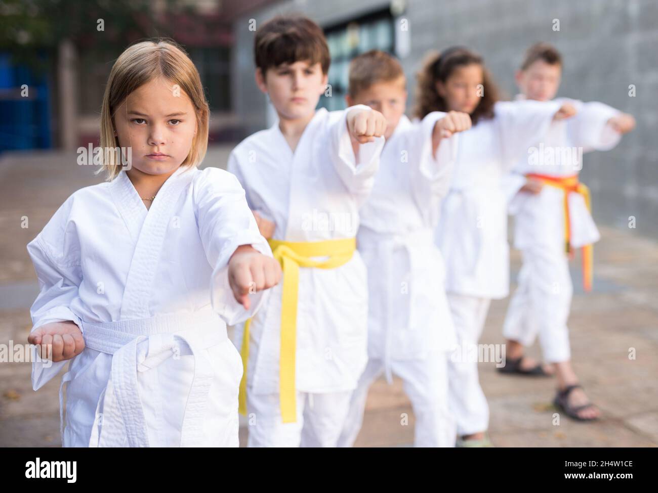 Bambini in kimono che fanno kata si muove Foto Stock