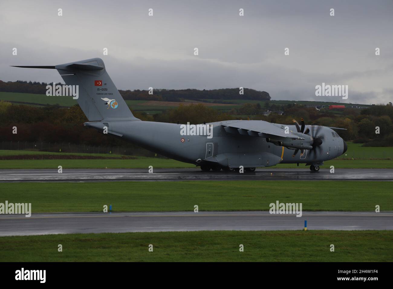 15-0051, un atlante Airbus A400M gestito dall'Aeronautica militare Turca (Türk Hava Kuvvetleri), presso l'aeroporto internazionale di Prestwick in Ayrshire, Scozia. L'aereo si trovava in Scozia per sostenere i delegati turchi che stavano partecipando al summit COP26 sui cambiamenti climatici nella vicina Glasgow. Foto Stock