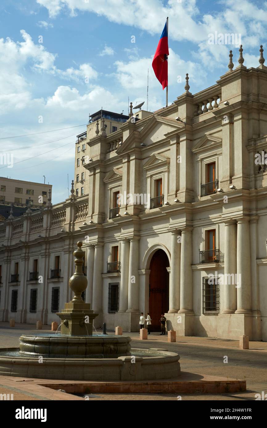 Guardie al di fuori La Moneda (Palazzo Presidenziale), Plaza de la Constitución, Santiago del Cile, Sud America Foto Stock