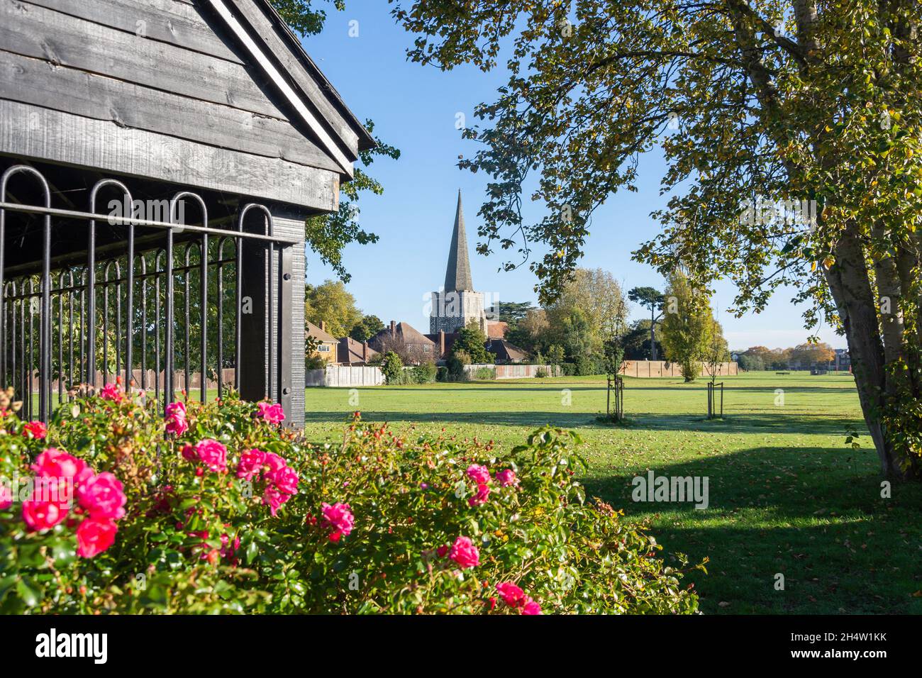 St Mary's Church e Old Village attraverso il campo da gioco, Town Lane, Stanwell, Surrey, Inghilterra, Regno Unito Foto Stock