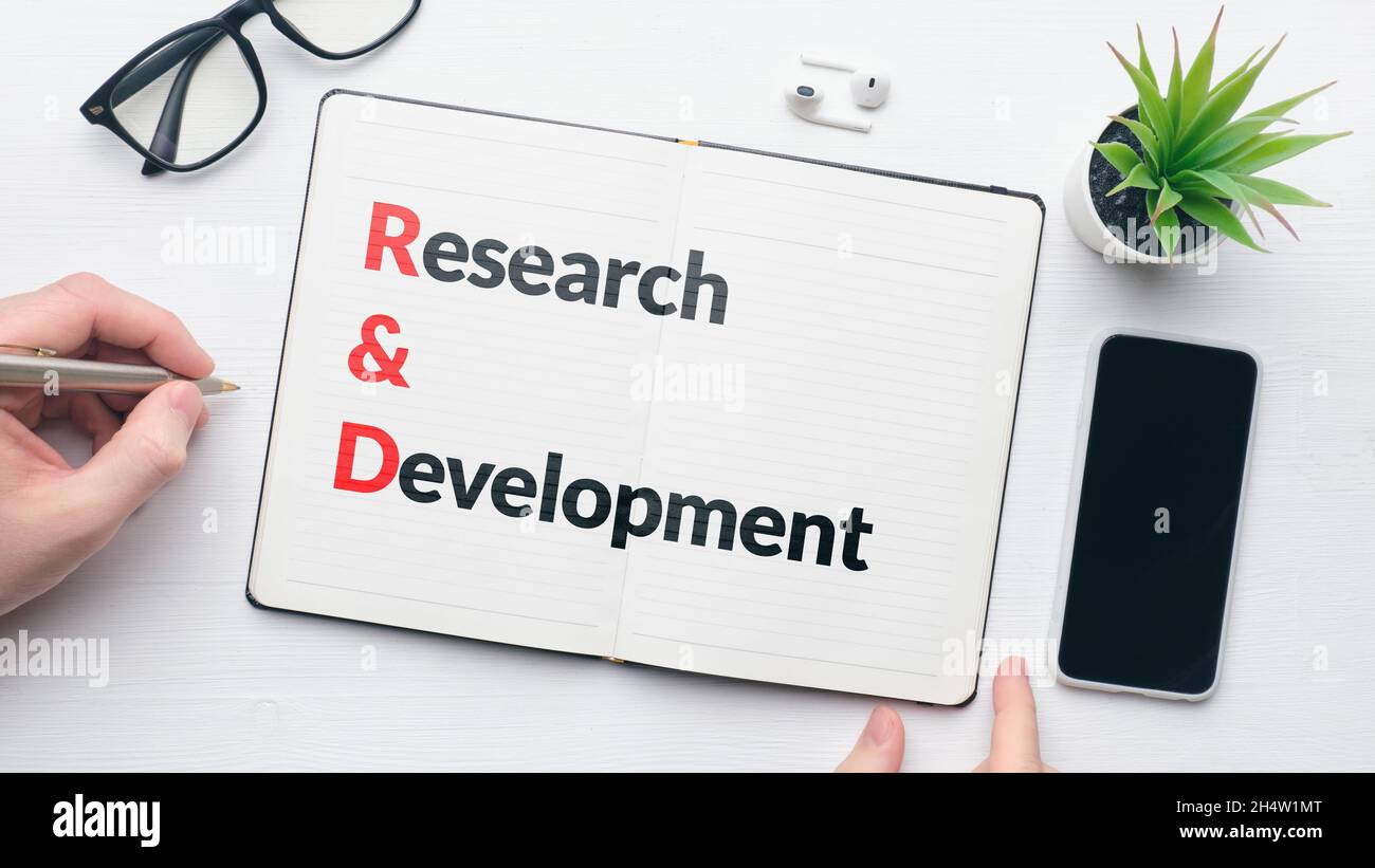 Acronimo commerciale RD o Ricerca e sviluppo. La persona prende appunti nel diario. Foto Stock