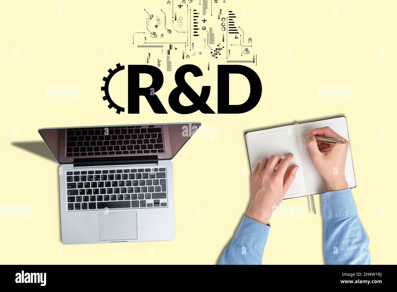Acronimo commerciale RD o Ricerca e sviluppo. La persona lavora e prende appunti. Foto Stock