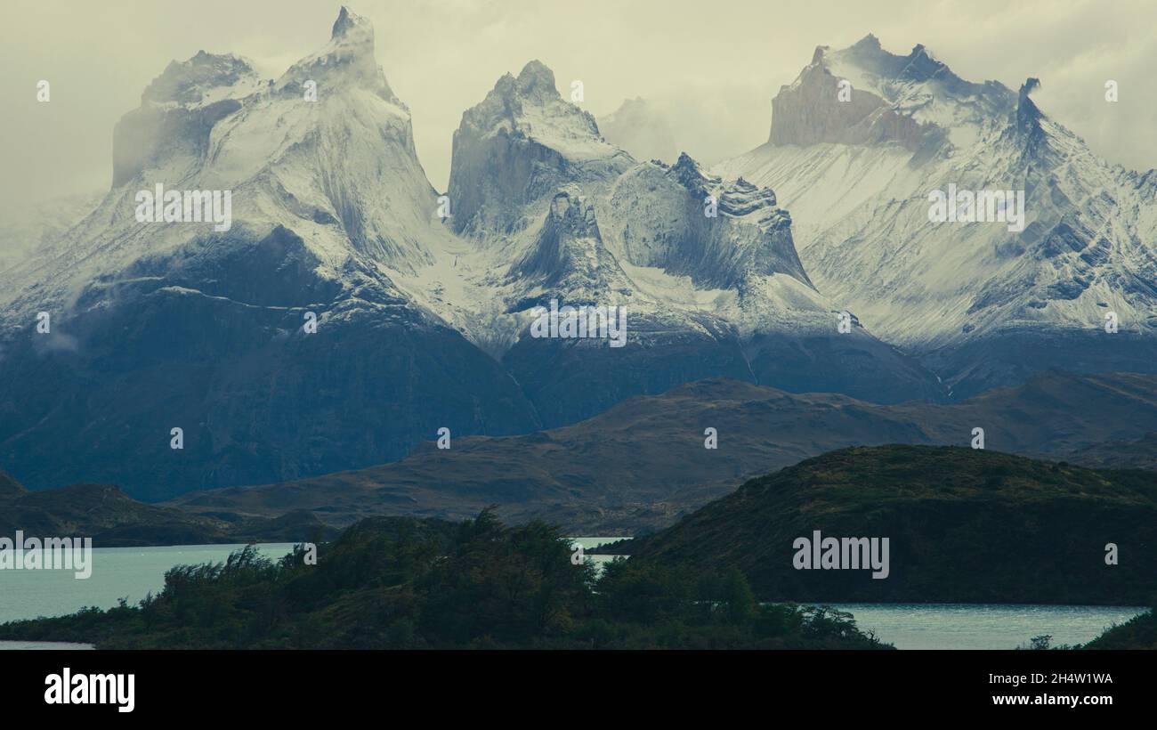 Cime di montagna di Torres del Paine nel Parco Nazionale della Patagonia Cile, cime coperte di nebbia. Foto Stock