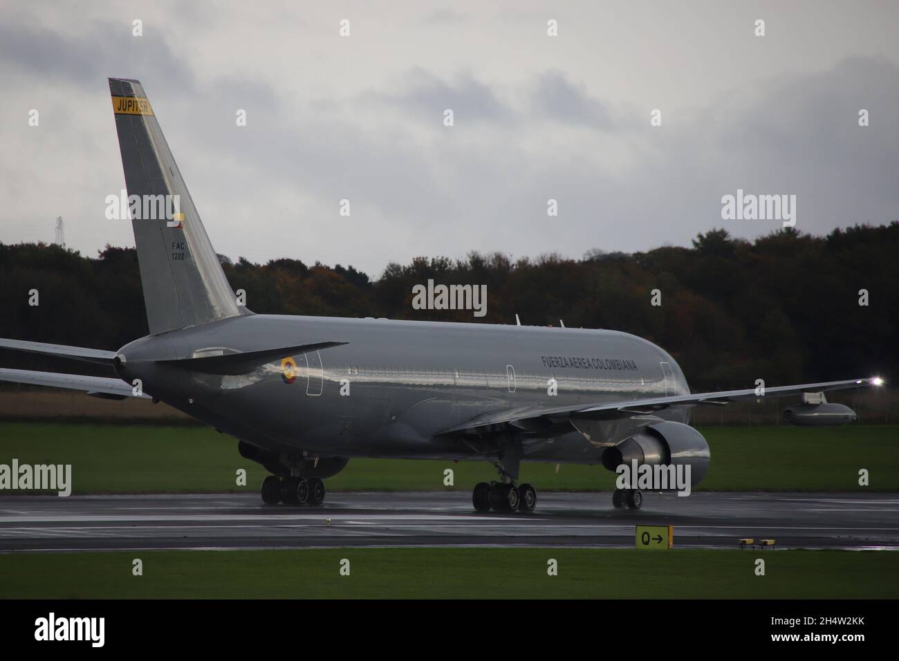 FAC 1202, un Boeing 767MMTT gestito dall'Aeronautica Colombiana (Fuerza Aérea Colombiana - FAC), all'arrivo all'Aeroporto Internazionale di Prestwick in Ayrshire, Scozia. L'aereo ha portato il presidente Duque e altri delegati colombiani in Scozia, per il vertice COP26 che si svolge a Glasgow. Foto Stock