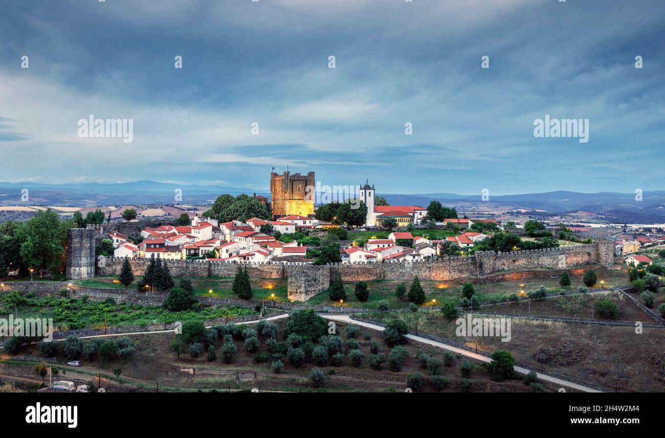 Vista al crepuscolo della cittadella medievale e il castello di Braganza in Portogallo Foto Stock