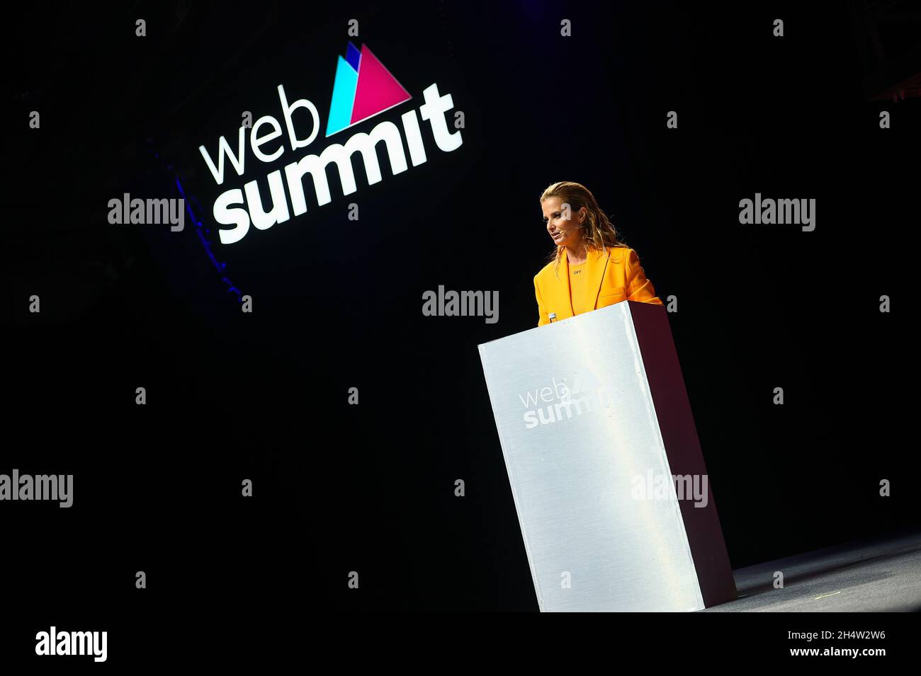 Lisbona, Portogallo. 4 novembre 2021. Cristina Ferreira, azionista, Direttore dell'intrattenimento, conduttore e imprenditore TV al TVI, si rivolge al pubblico durante l'ultimo giorno del Web Summit 2021 di Lisbona. Credit: SOPA Images Limited/Alamy Live News Foto Stock