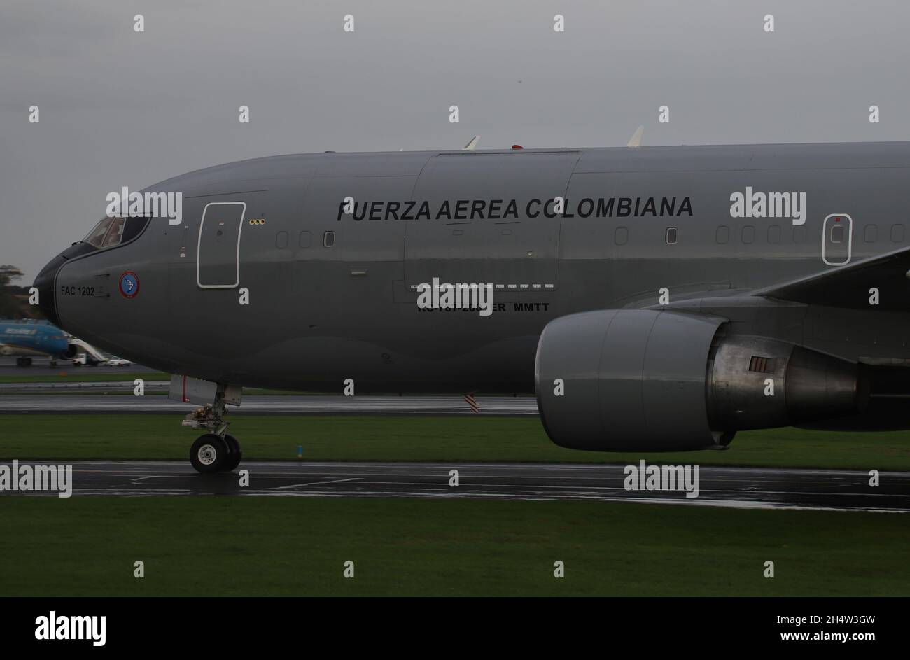 FAC 1202, un Boeing 767MMTT gestito dall'Aeronautica Colombiana (Fuerza Aérea Colombiana - FAC), all'arrivo all'Aeroporto Internazionale di Prestwick in Ayrshire, Scozia. L'aereo ha portato il presidente Duque e altri delegati colombiani in Scozia, per il vertice COP26 che si svolge a Glasgow. Foto Stock