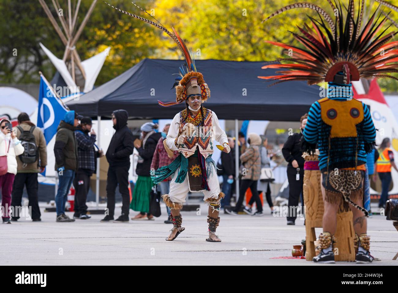 I ballerini indigeni aztechi al raduno delle eredità indigene, il 4 novembre 2021 a Toronto, Nathan Phillips Square, Canada Foto Stock