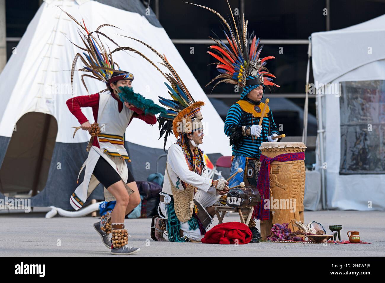 I ballerini indigeni aztechi al raduno delle eredità indigene, il 4 novembre 2021 a Toronto, Nathan Phillips Square, Canada Foto Stock