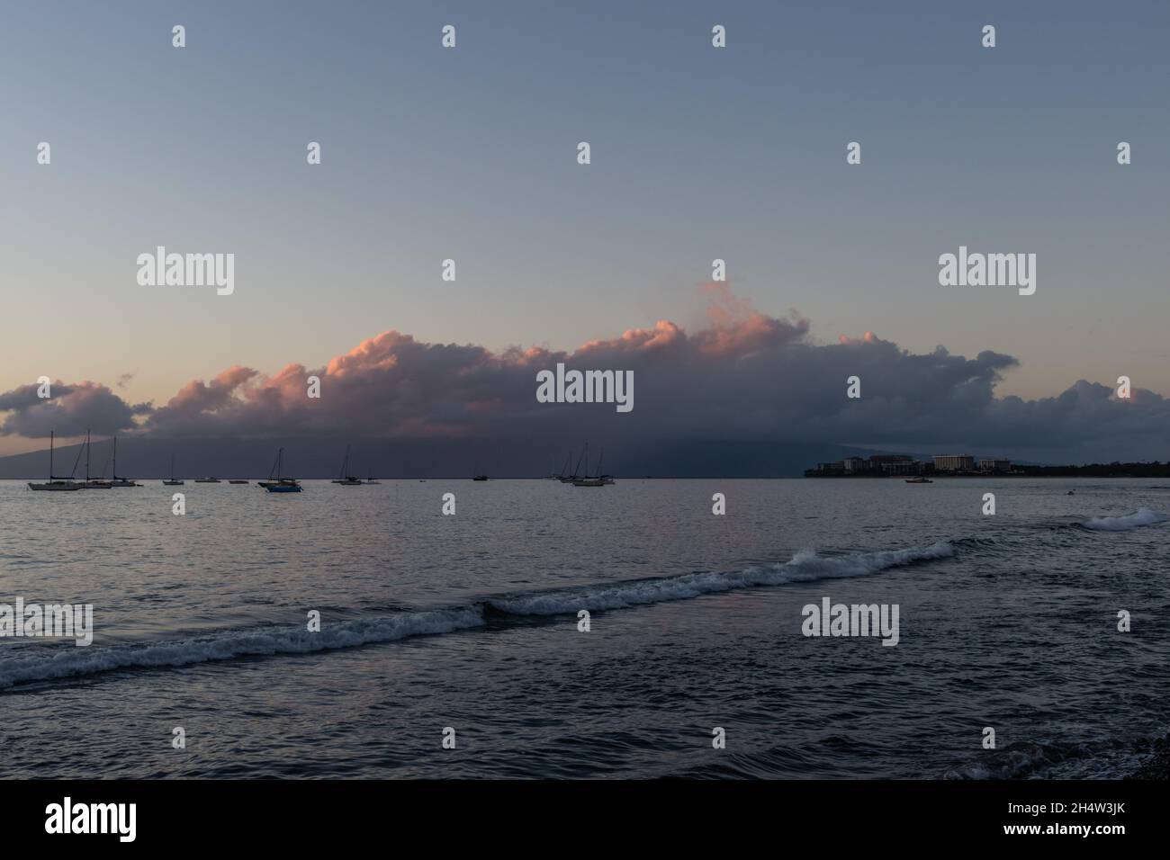 Vista panoramica sul tramonto di Lahaina con Kaanapali Beach sullo sfondo, Maui, Hawaii Foto Stock
