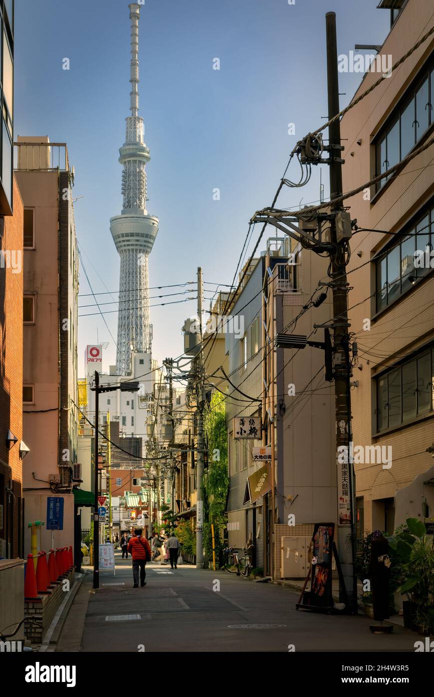 Una vista lungo una strada nell'area di Asakusa con lo Skytree sullo sfondo a Tokyo, Giappone. Foto Stock