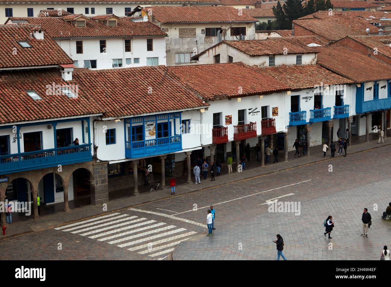 Ristoranti e negozi intorno a Plaza de Armas, Cusco, Perù, Sud America Foto Stock