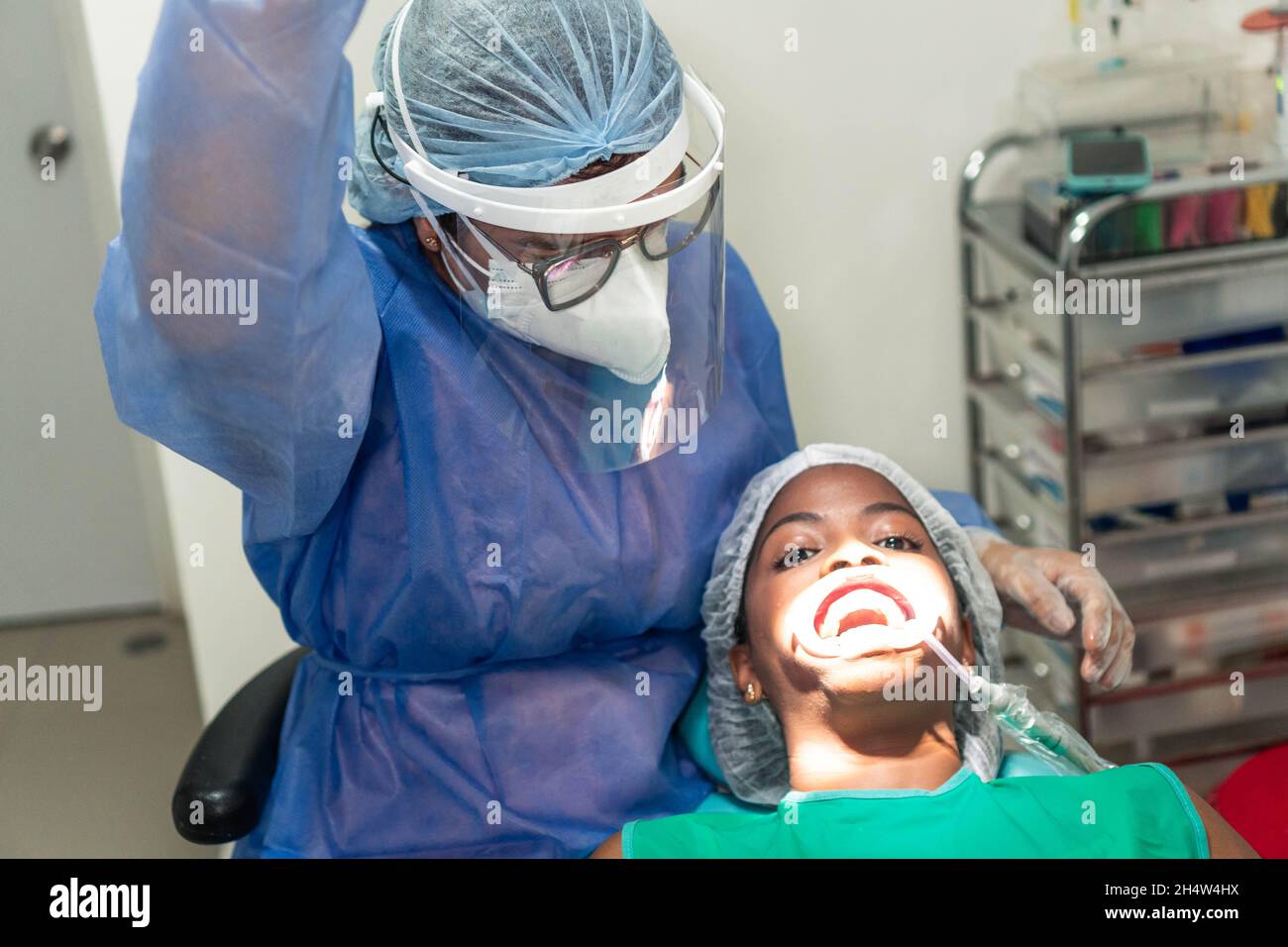 Una dentista femminile che controlla i denti in un esame dentale. Foto Stock