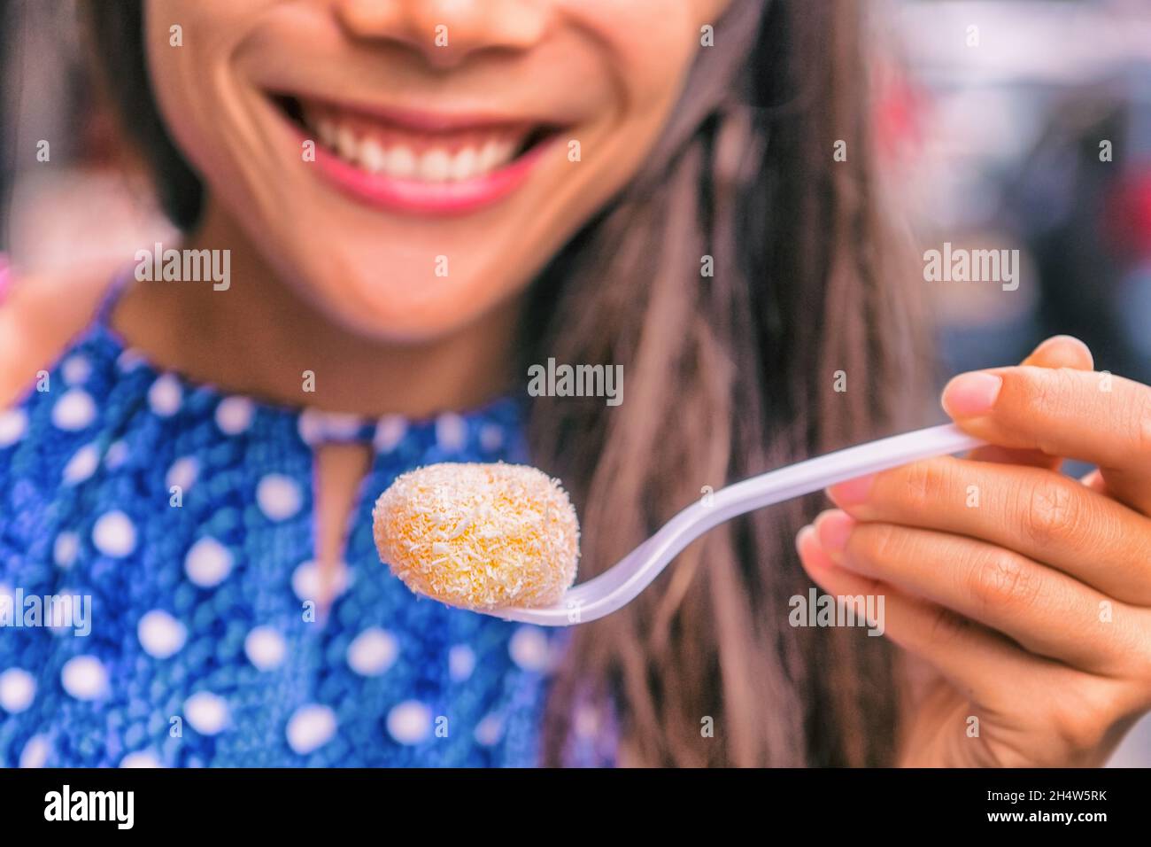 Mochi torta Asiatica donna in Giappone mangiare cibo giapponese dessert pasta di riso. Foto Stock
