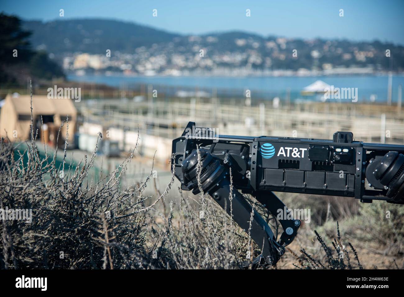 MONTEREY, California (novembre 3, 2021) il cane robotico “Fido-G” DI AT&T opera nella struttura Sea Land Air Military Research (SLAMR) presso la Naval Postgraduate School (NPS) durante il suo evento Joint Interagency Field Experimentation (JIFX) 22-1, 3 novembre 2021. Il programma NPS JIFX, che tiene eventi di sperimentazione trimestrali, esiste per fornire interazioni collaborative tra docenti NPS, studenti, industria della difesa e università per valutare le applicazioni di difesa delle tecnologie emergenti in un ambiente operativo sul campo. JIFX consente a ingegneri e imprenditori di diventare più istruiti riguardo a Depar Foto Stock