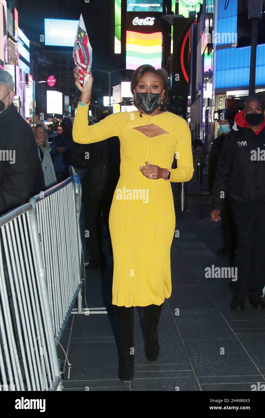 New York, NY, USA. 4 novembre 2021. Robin Roberts con la sua borsa di Zapp's New Orleans Kettle-style Potato Chips Cajun Crawtators fuori dagli ABC Studios a New York City il 04 novembre 2021. Credit: RW/Media Punch/Alamy Live News Foto Stock