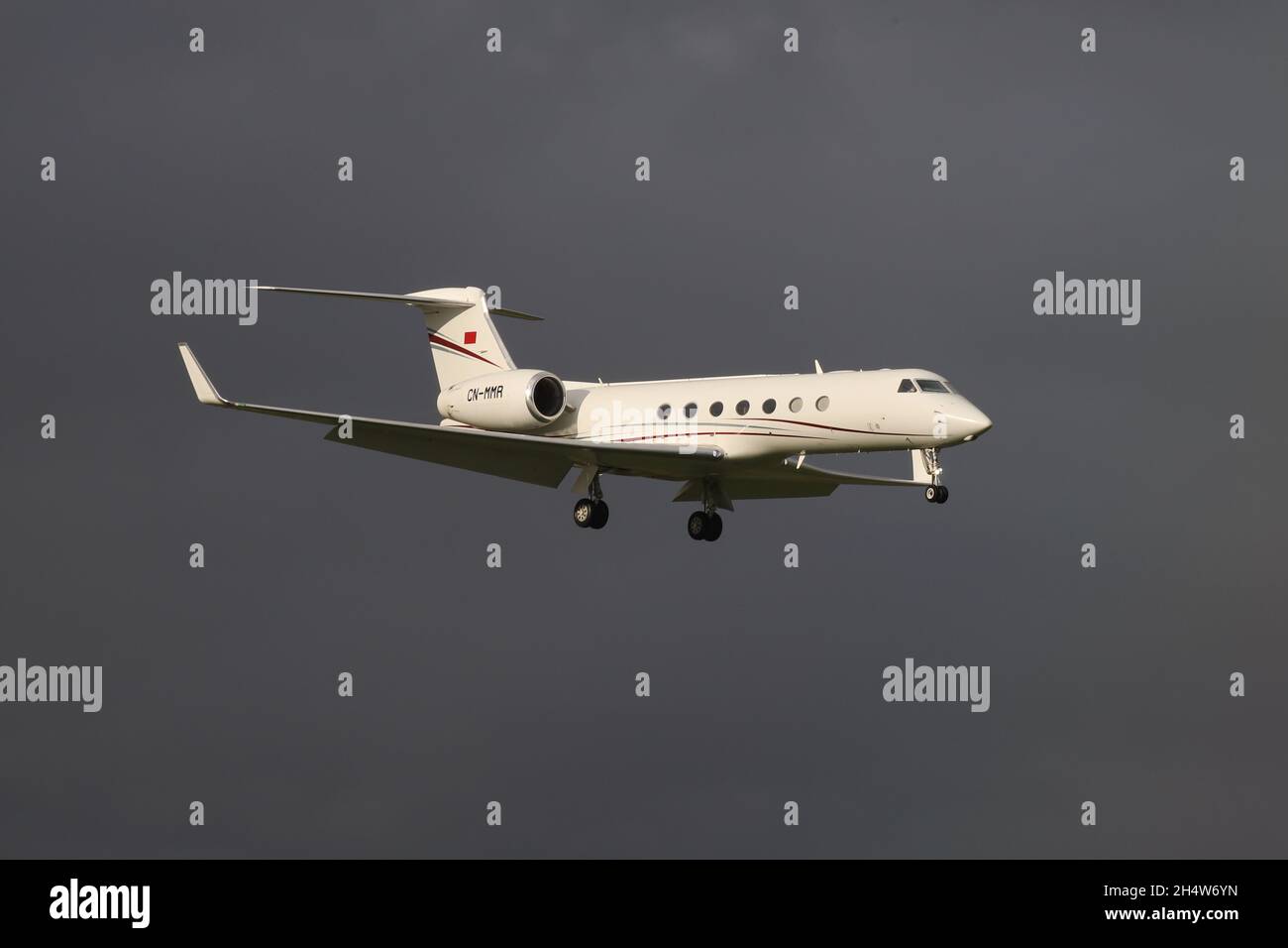 CN-MMR, un Gulfstream Aerospace G550 gestito dal governo del Marocco, sull'approccio finale all'aeroporto internazionale di Prestwick, in Ayrshire, Scozia. L'aereo era in Scozia per portare i delegati al vertice COP26 tenutosi nella vicina Glasgow. Foto Stock