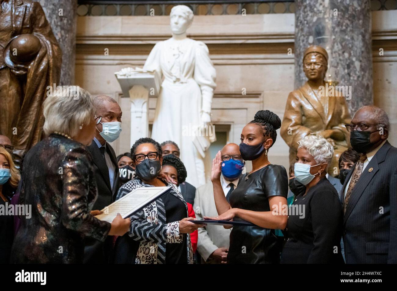 Il rappresentante degli Stati Uniti Shontel Brown (democratico dell'Ohio), Center, è giurato come membro del Congresso Black Caucus nella Statuary Hall presso il Campidoglio degli Stati Uniti a Washington, DC, giovedì 4 novembre 2021. Credit: Rod Lammey/CNP /MediaPunch Foto Stock