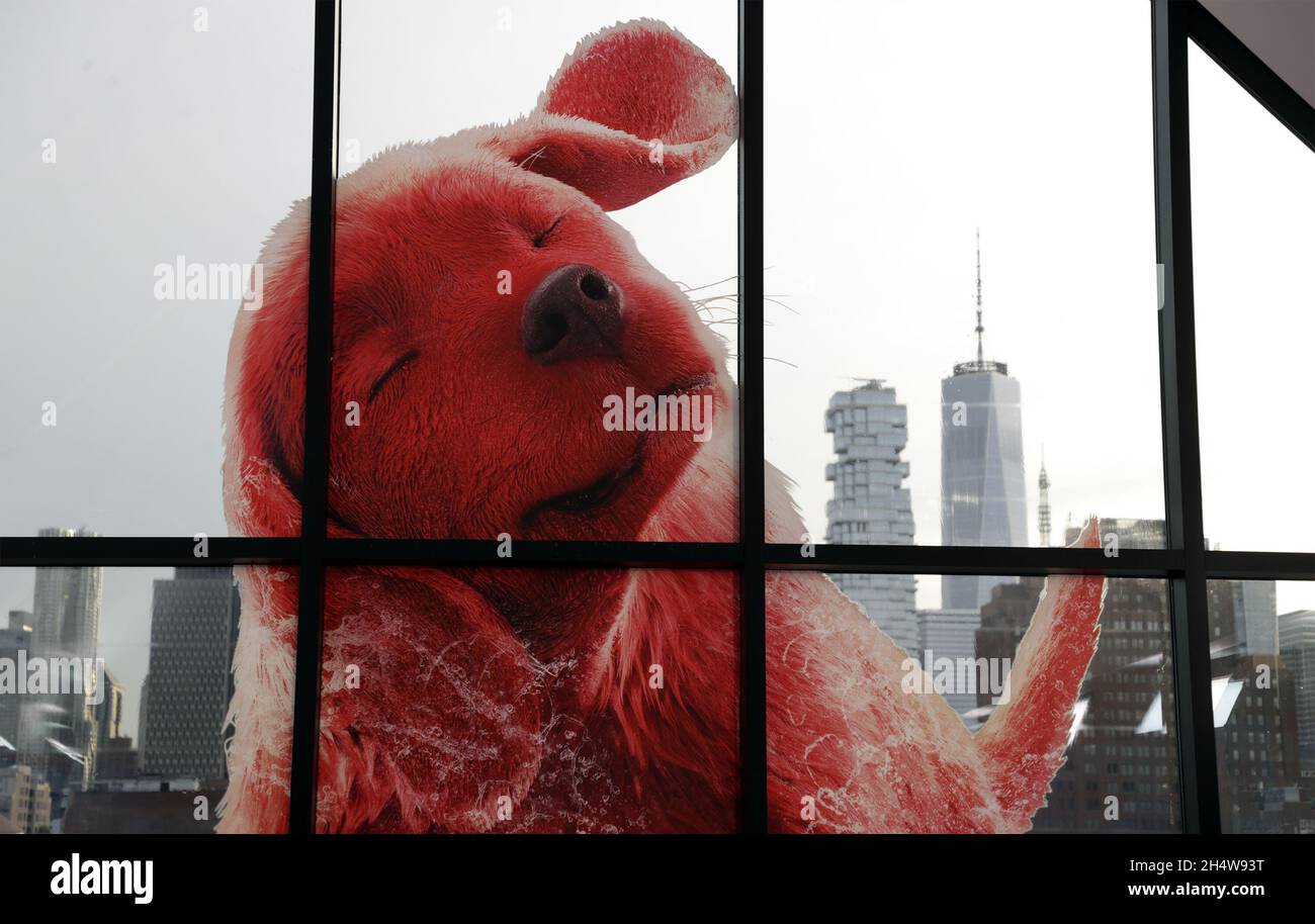 New York, Stati Uniti. 4 novembre 2021. Un gigantesco poster della finestra di Clifford è visto sulle finestre della sede centrale di Scholastic Inc. Alla Premiere di New York di Clifford il cane rosso grande a New York City giovedì 4 novembre 2021. Foto di Jason Szenes/UPI Credit: UPI/Alamy Live News Foto Stock