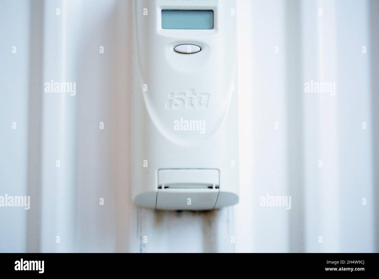 Berlino, Germania. 4 novembre 2021. Un dispositivo di misurazione è fissato a un radiatore. Credit: dpa/dpa-Zentralbild/dpa/Alamy Live News Foto Stock