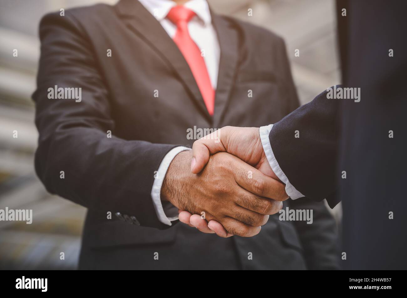 La gente di affari si scuote le mani per fare un accordo di proposta di affari È andato bene Foto Stock