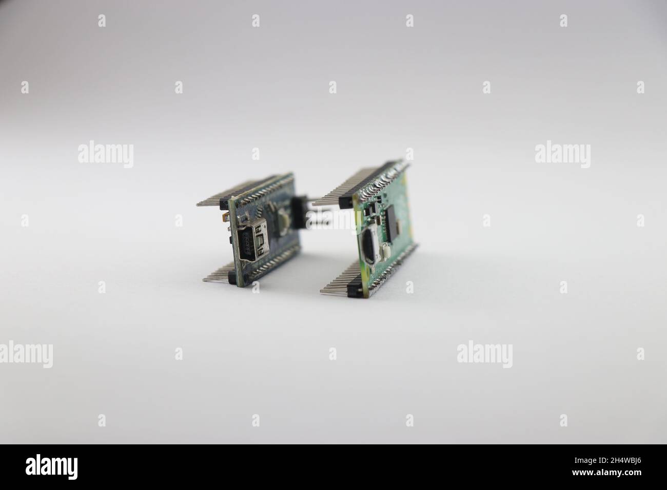 Vista laterale delle schede microcontroller, tipo di schede di prototipazione utilizzate per realizzare progetti di elettronica creativa e robotica Foto Stock
