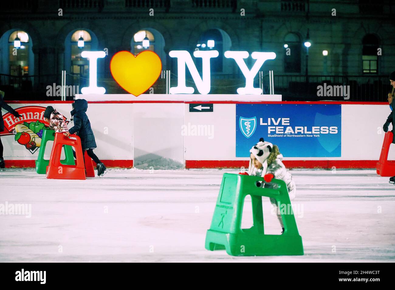 Iove New York segno come bambini pattinare nella pista di ghiaccio Foto Stock