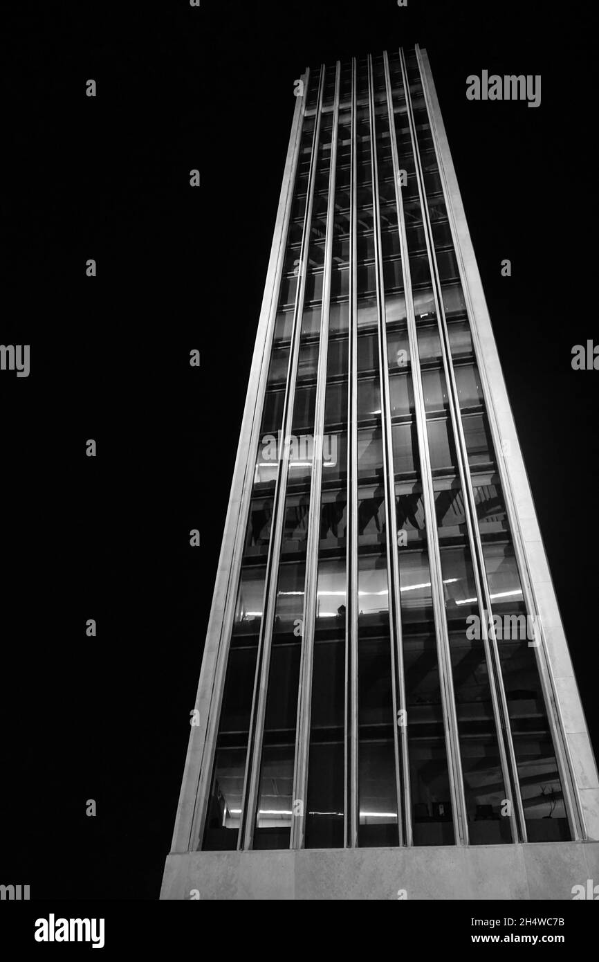 Alto edificio per uffici. Raschietto in bianco e nero con molti piani e finestre Foto Stock