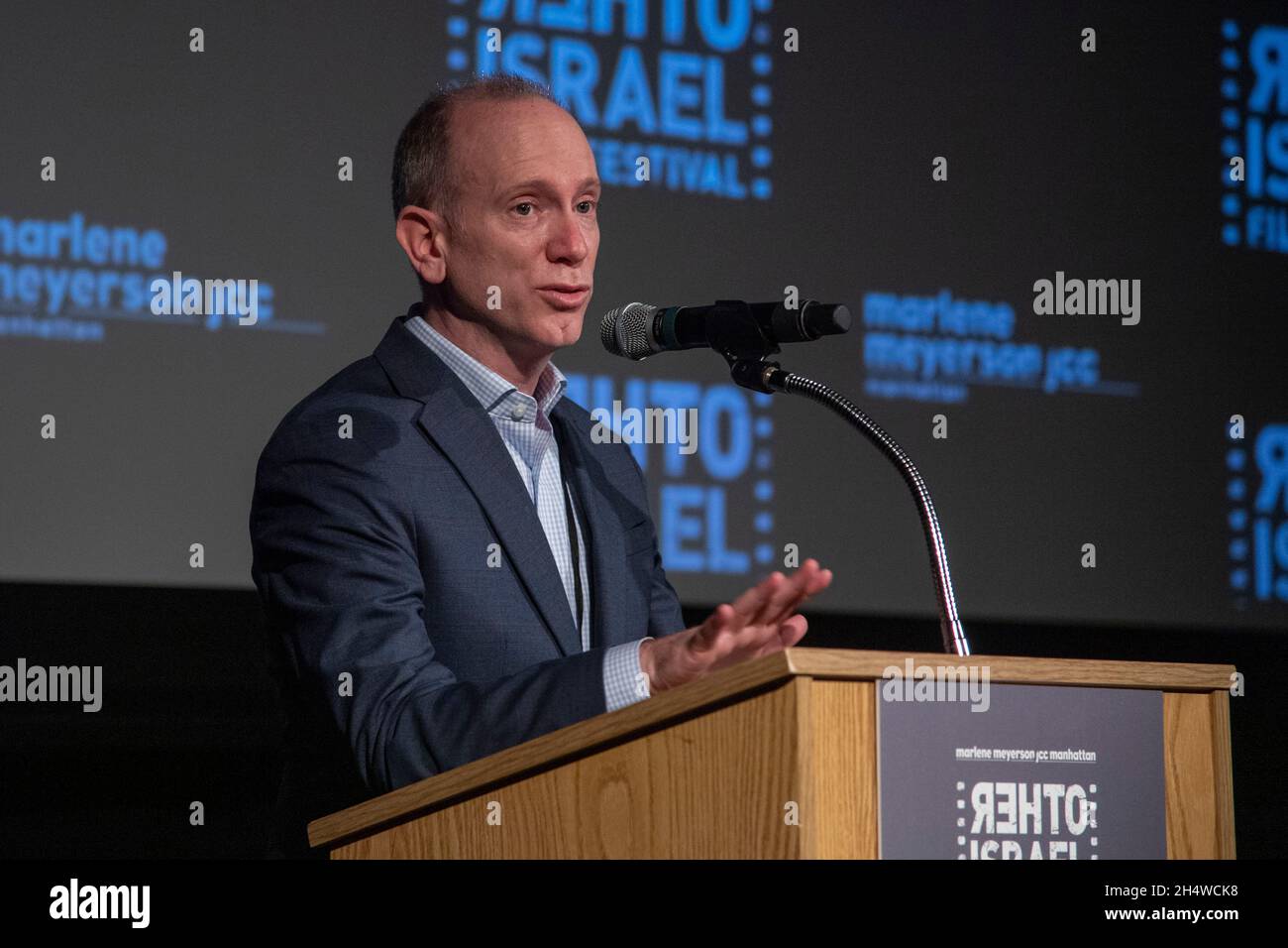 New York, Stati Uniti. 4 novembre 2021. Isaac Zablocki parla alla notte di apertura e N.Y. prima di 'Let it Be Morning' durante l'altro Festival del Film di Israele 2021 al Marlene Meyerson JCC Manhattan a New York City. (Foto di Ron Adar/SOPA Images/Sipa USA) Credit: Sipa USA/Alamy Live News Foto Stock