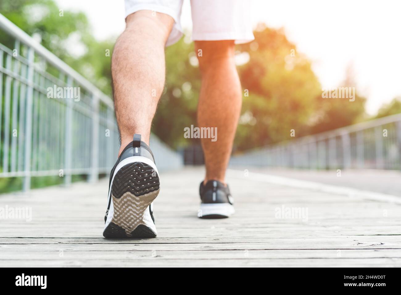 Jogging sano corridore all'aperto. Fitness e sport concetto di stile di vita sano. Foto Stock