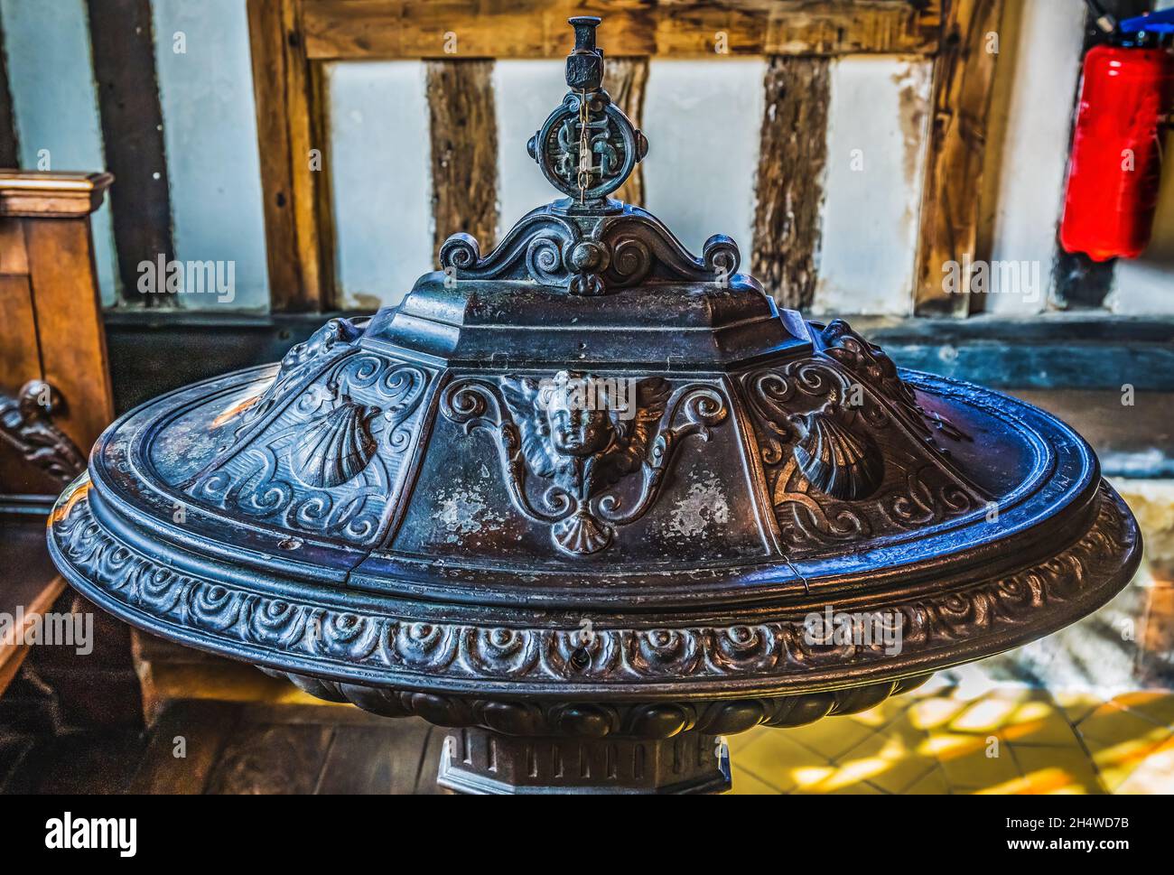 Battesimo Font Basilica Old legno Santa Caterina Chiesa Honfluer Normandia Francia. Mobili in bronzo usati per battezzare i bambini, costruiti nel 1400 uno dei Ti Foto Stock