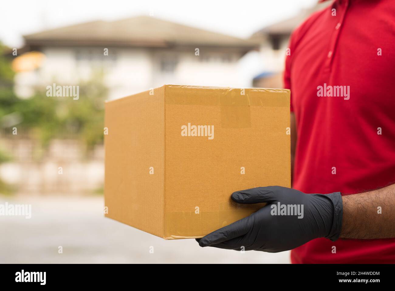 Postman in guanto rosso con confezione uniforme. Foto Stock
