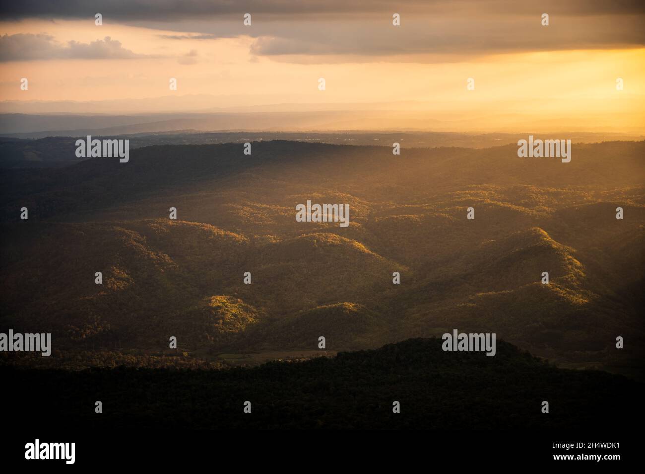 Tramonto nella provincia di Loei, Parco Nazionale Phu Kradueng Thailandia. Vista panoramica dalla montagna. Foto Stock