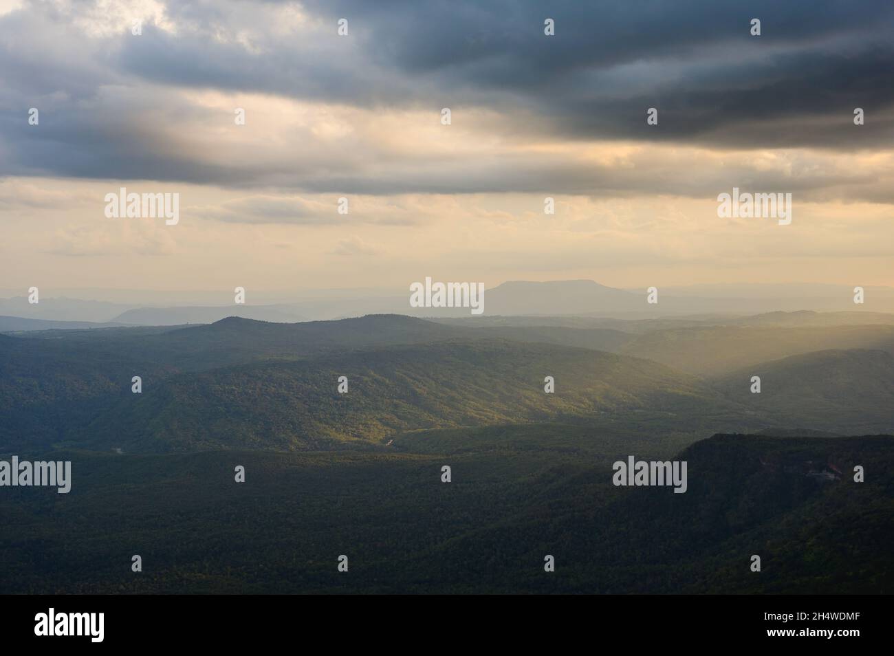 Tramonto nella provincia di Loei, Parco Nazionale Phu Kradueng Thailandia. Vista panoramica dalla montagna. Foto Stock