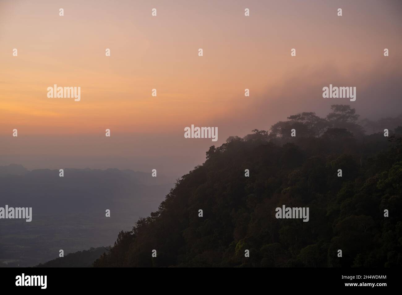 Tramonto nella provincia di Loei, Parco Nazionale Phu Kradueng Thailandia. Vista panoramica dalla montagna. Foto Stock