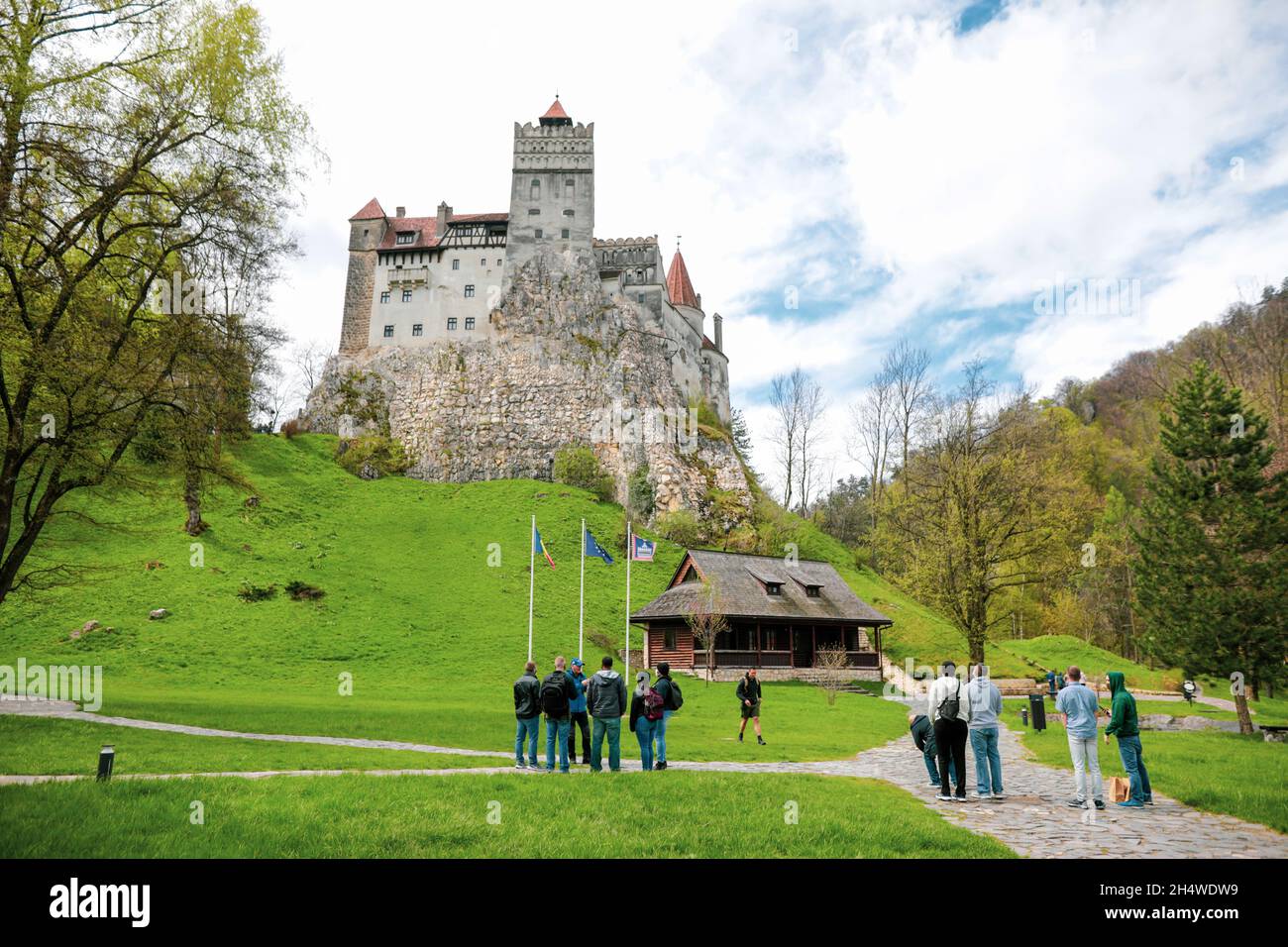 Bran, Romania - 8 maggio 2021: I turisti visitano il Castello di Bran, noto anche come Castello di Dracula in Transilvania, Romania. Foto Stock