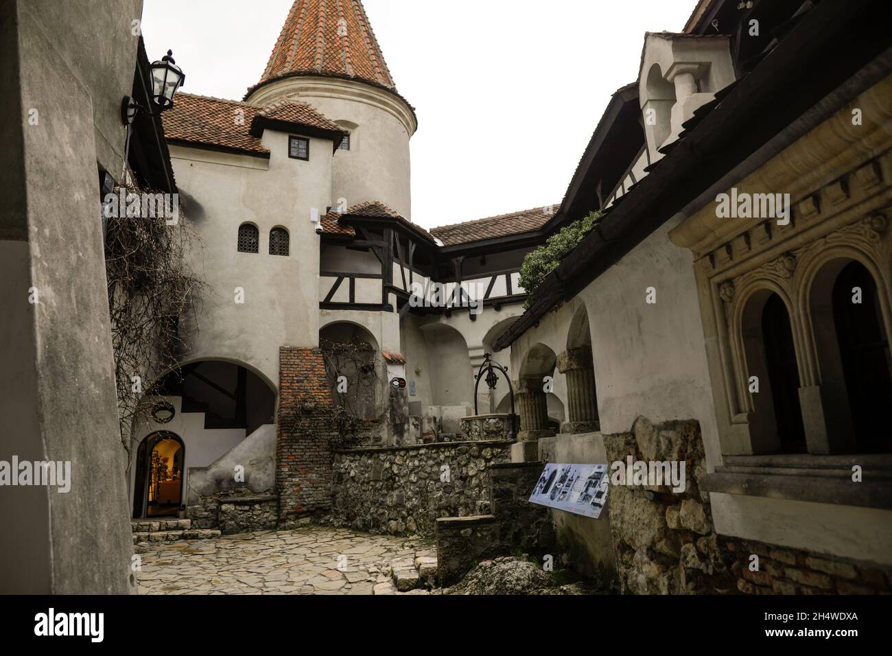 Bran, Romania - 8 maggio 2021: Il Castello di Bran, conosciuto anche come il Castello di Dracula in Transilvania, Romania. Foto Stock
