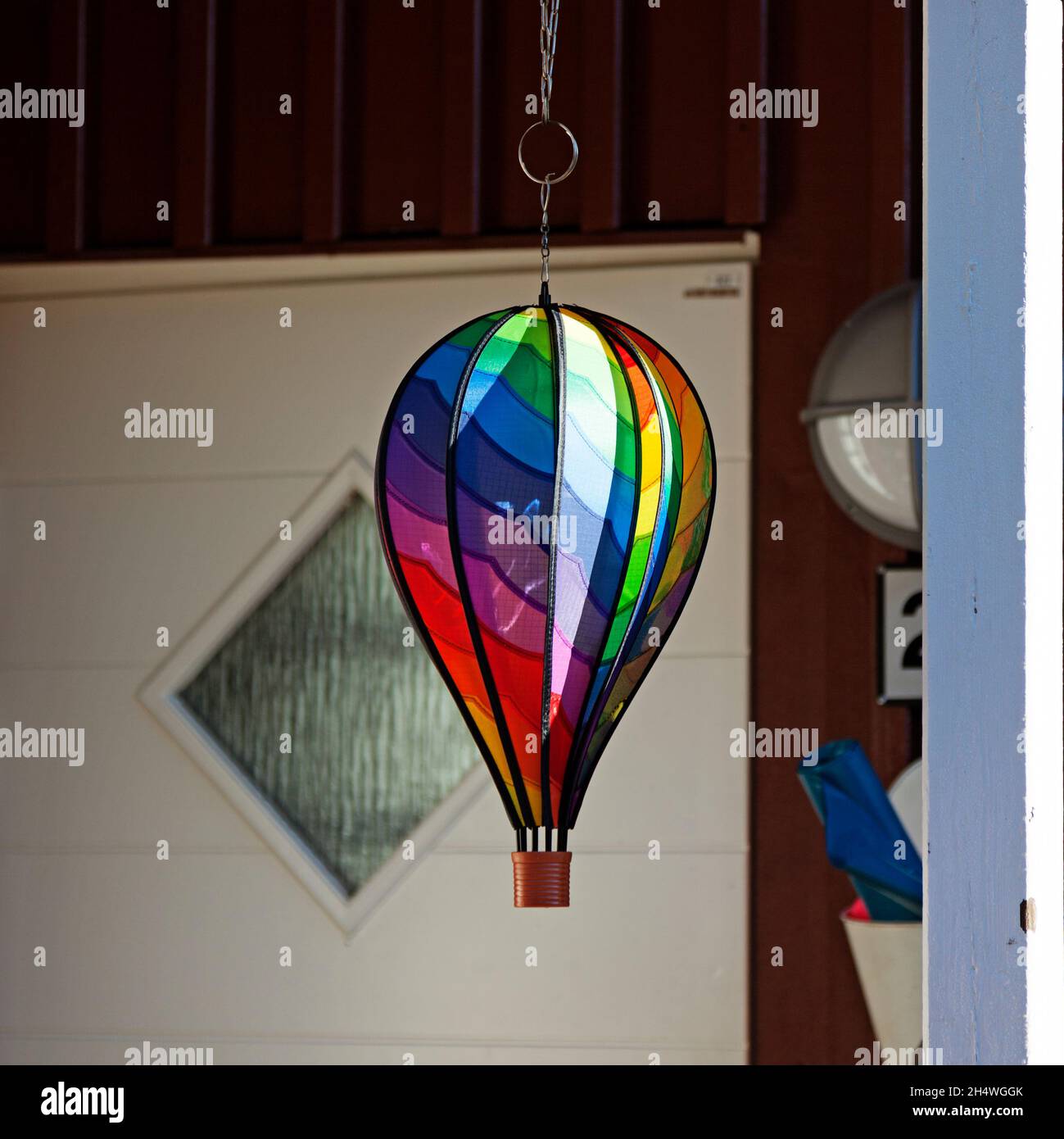 palloncino ad aria calda nei colori dell'arcobaleno come ornamento fuori dalla porta Foto Stock