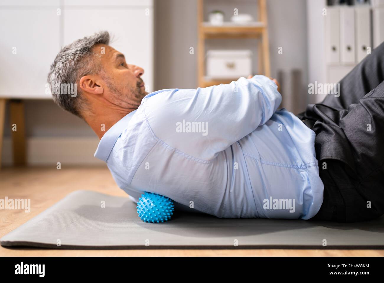 Massaggio del punto di innesco posteriore usando il rilascio miofasciale della sfera spiky Foto Stock