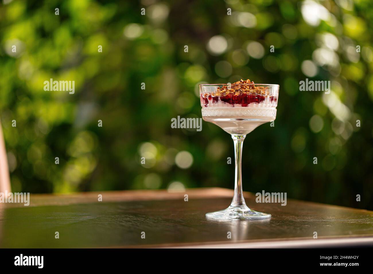 Dessert al trifle alla granola in un bicchiere di fantasia Foto Stock