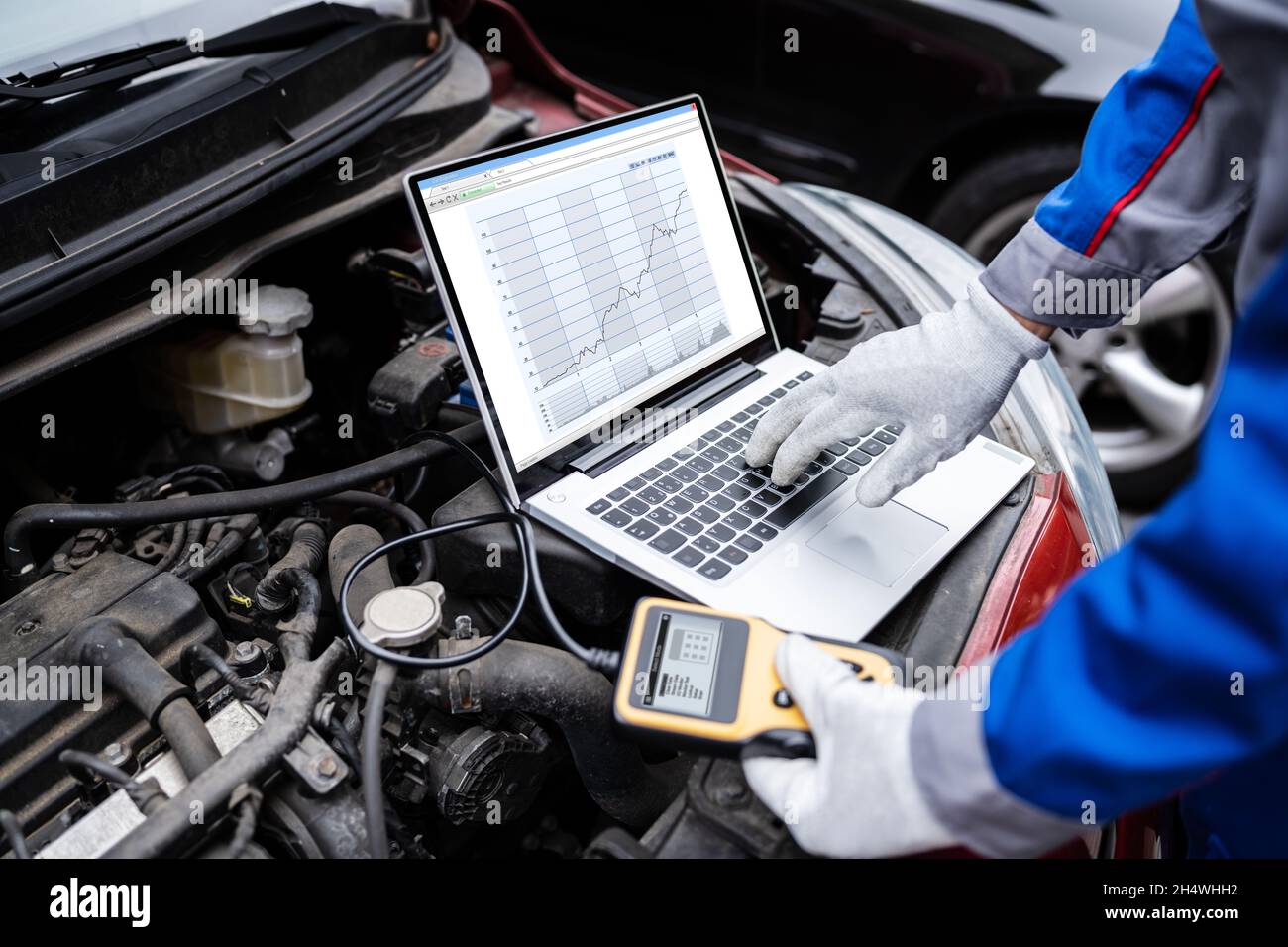 Servizio di diagnostica auto e riparazione elettronica da parte di un  operatore meccanico Foto stock - Alamy