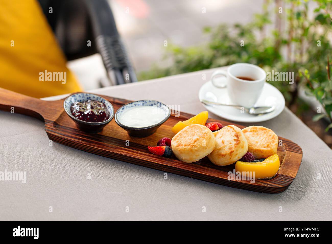 Colazione dolce con pancake al formaggio caserario Foto Stock