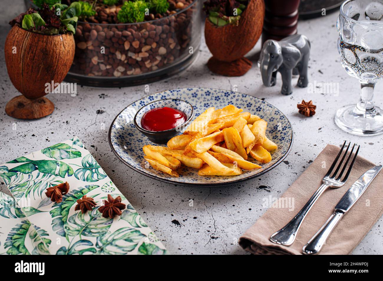 Fette di patate fritte con spuntino con ketchap Foto Stock