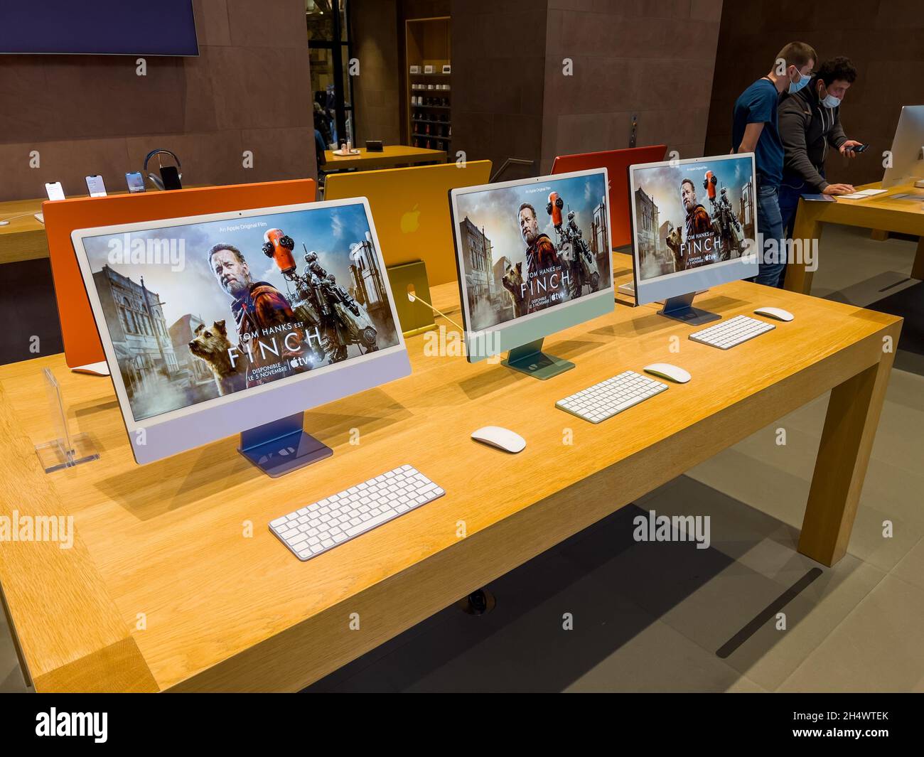 Finch film pubblicità sugli schermi di più recenti Apple iMac m1 Silicon all'interno di Apple Store senza clienti all'interno Foto Stock