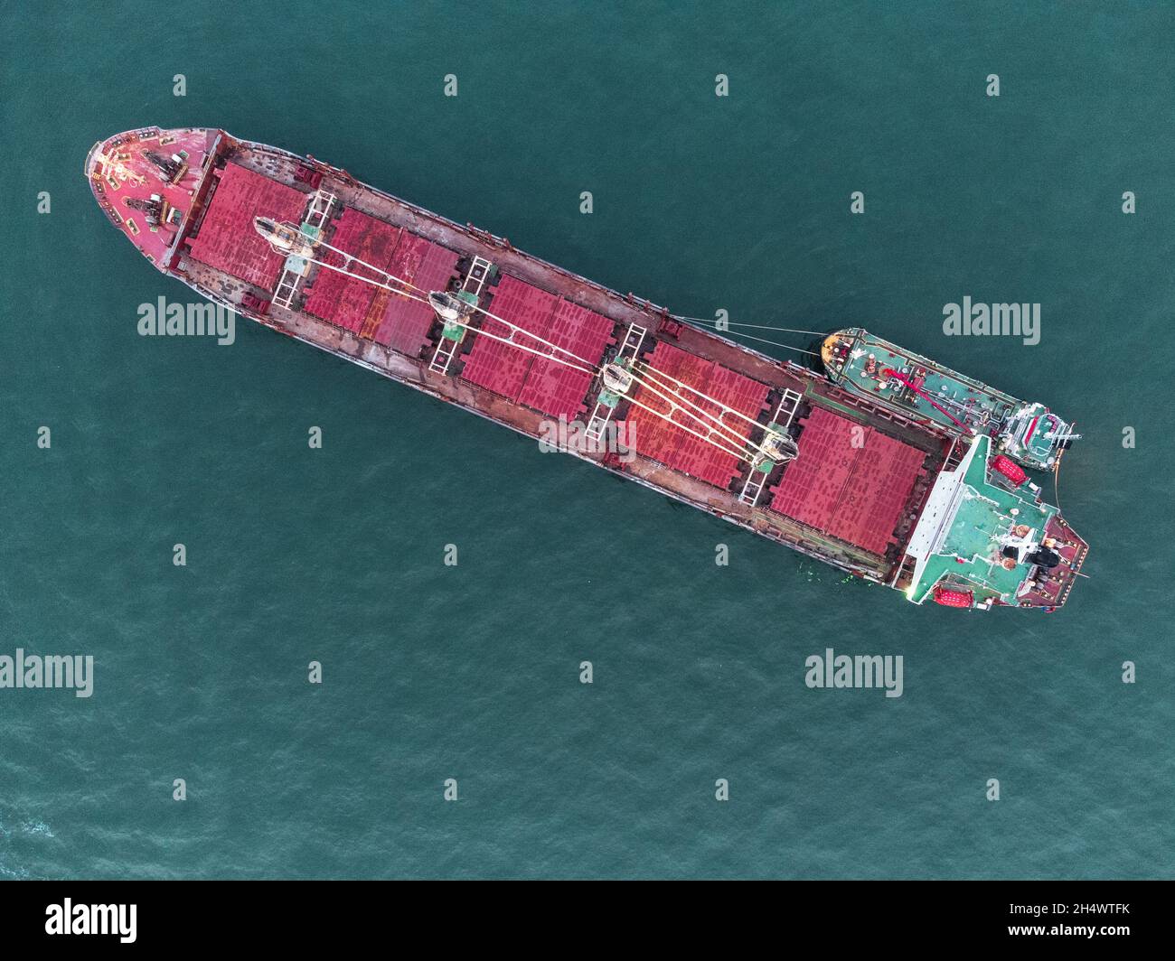 Scatto aereo aereo delle navi che arrivano al porto Foto Stock