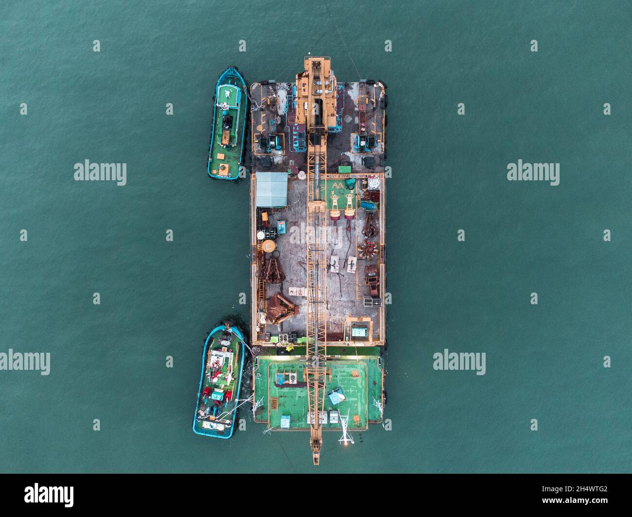 Scatto aereo aereo delle navi che arrivano al porto Foto Stock