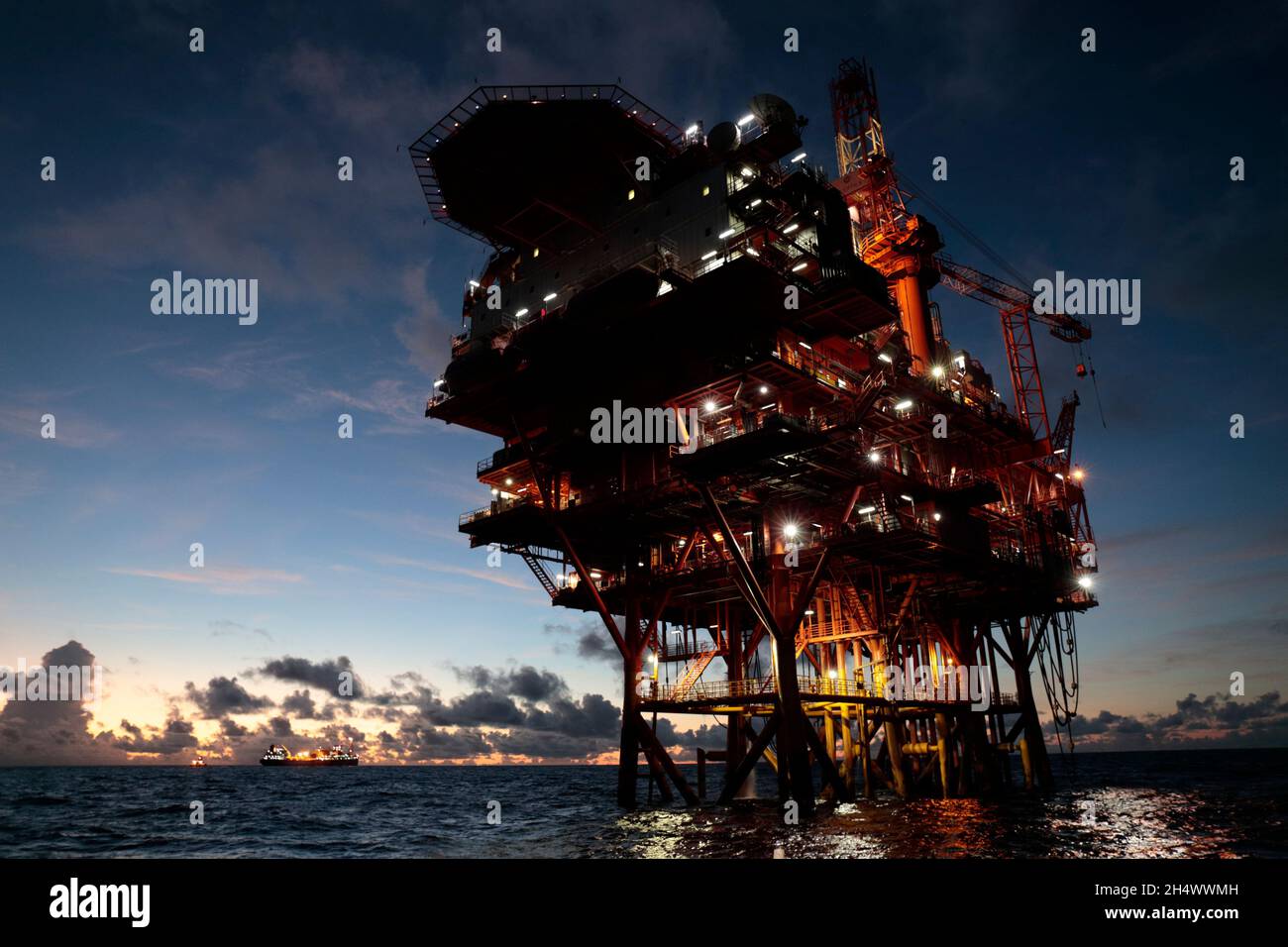 Natural gas Rig, prima dell'alba, Hai Feng 19 Oilfield, South China Sea al largo della costa cinese, Cina 2 settembre 2021 Foto Stock