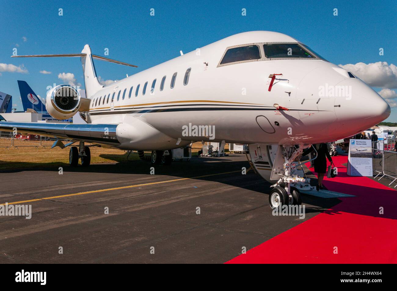 Bombardier Global 6000 dirigente jet plane M-MNAA in mostra al Farnborough International Airshow 2014. Esposizione aziendale del jet Foto Stock